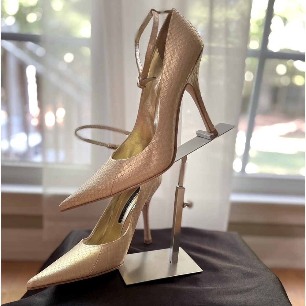 Gorgeous. Gold Tone, snake skin texture pumps